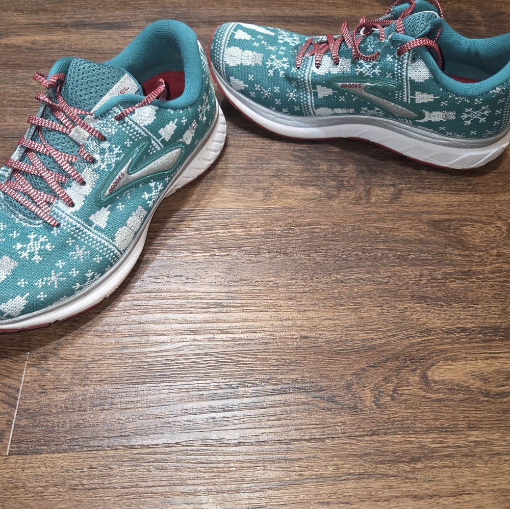 Brooks Women's Revel 3 Running Shoes Green Ugly Christmas Sweater Snowman sz 8.5 - Picture 2 of 9